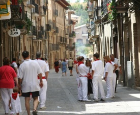 Puente la Reina street Photo - Peake